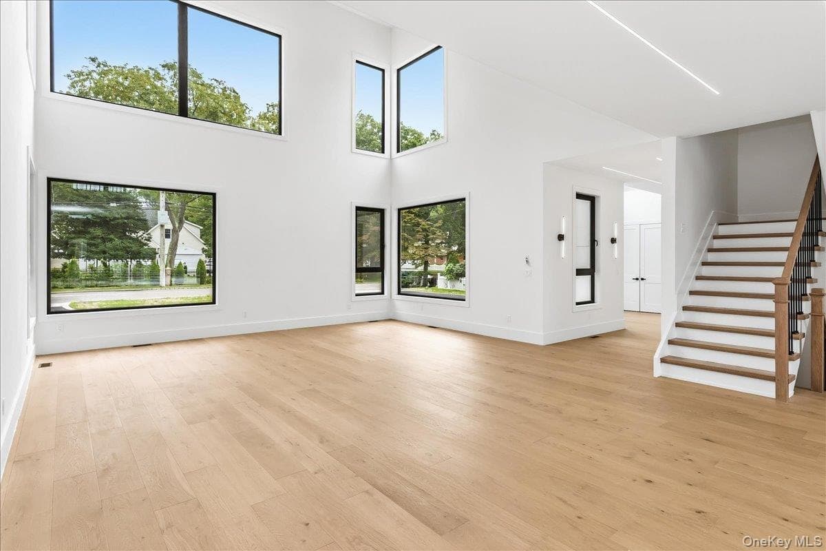 1080 Westminster Avenue thumbnail 5