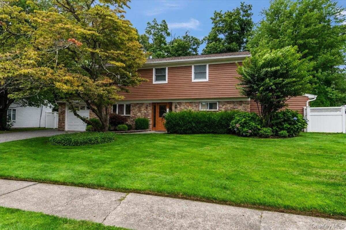 9 Donald Drive, Old Bethpage