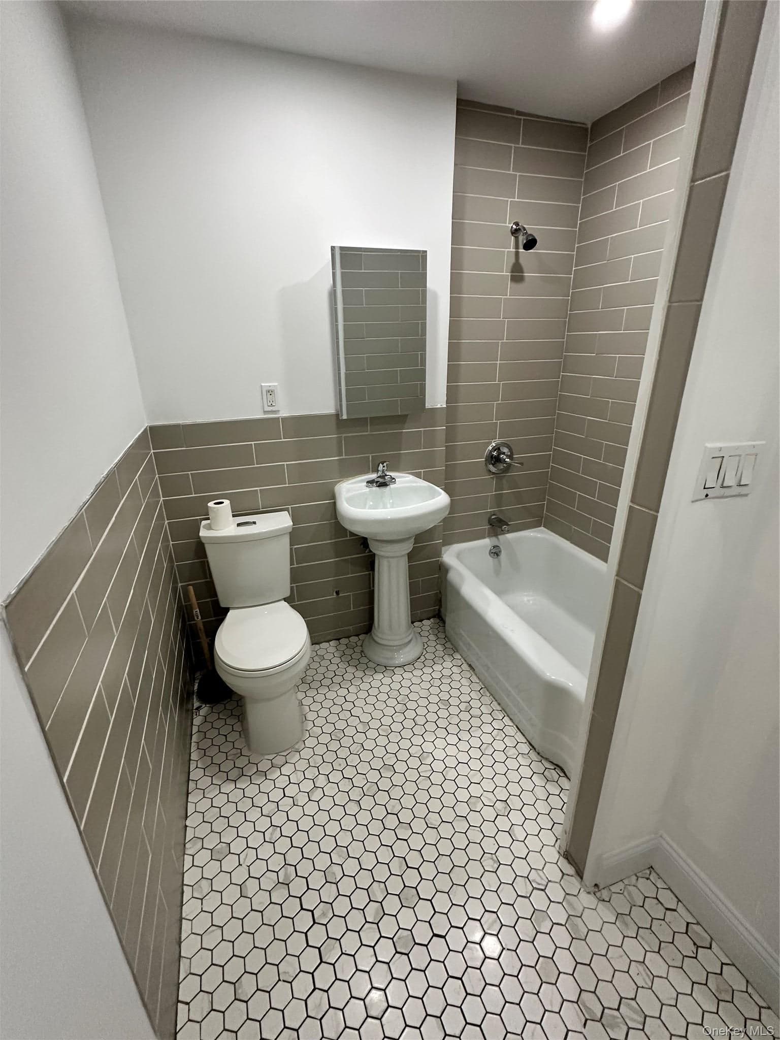 2385 Barker Avenue Unit: 2B thumbnail 7