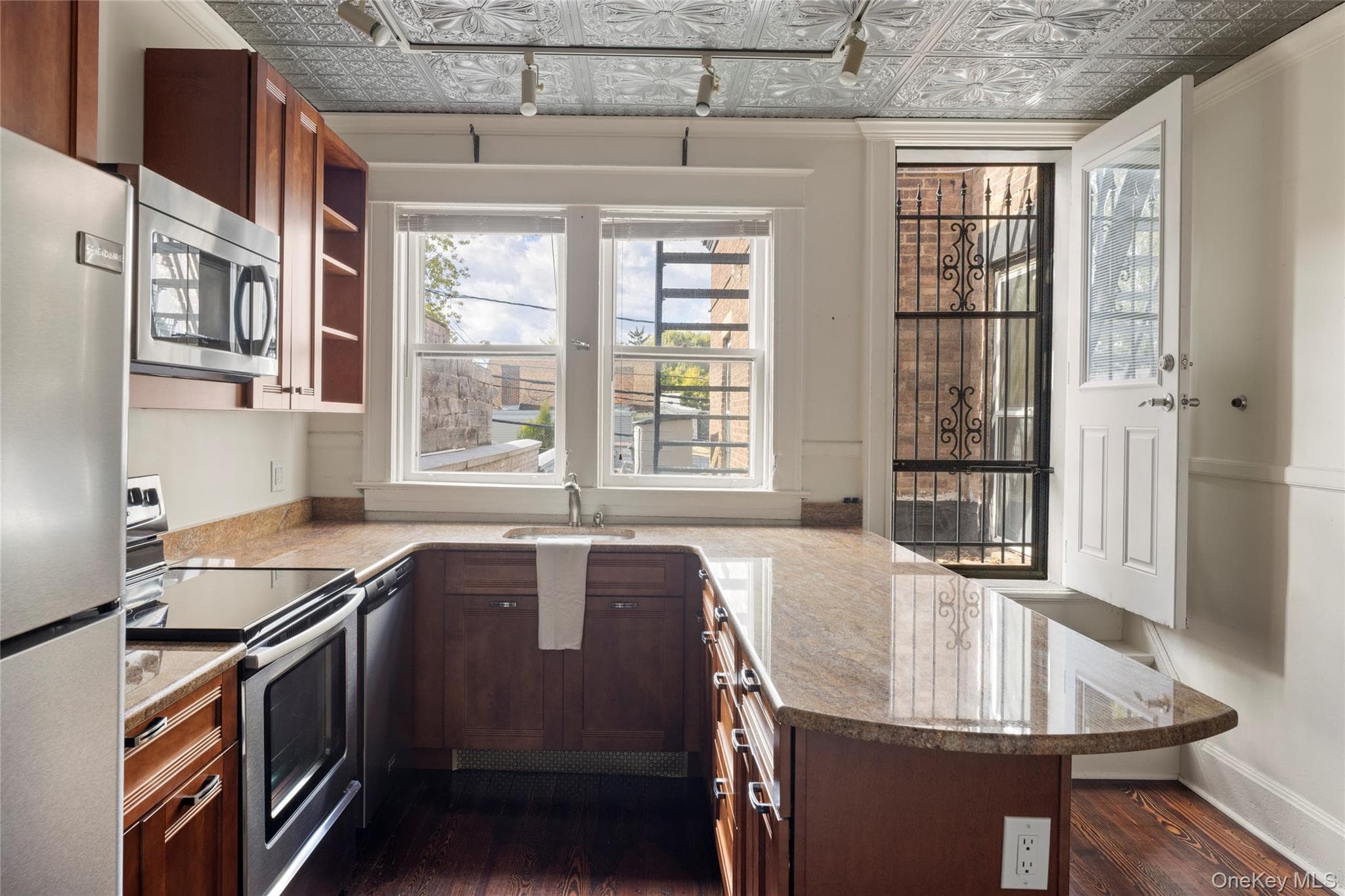 511 Warren Street thumbnail 17