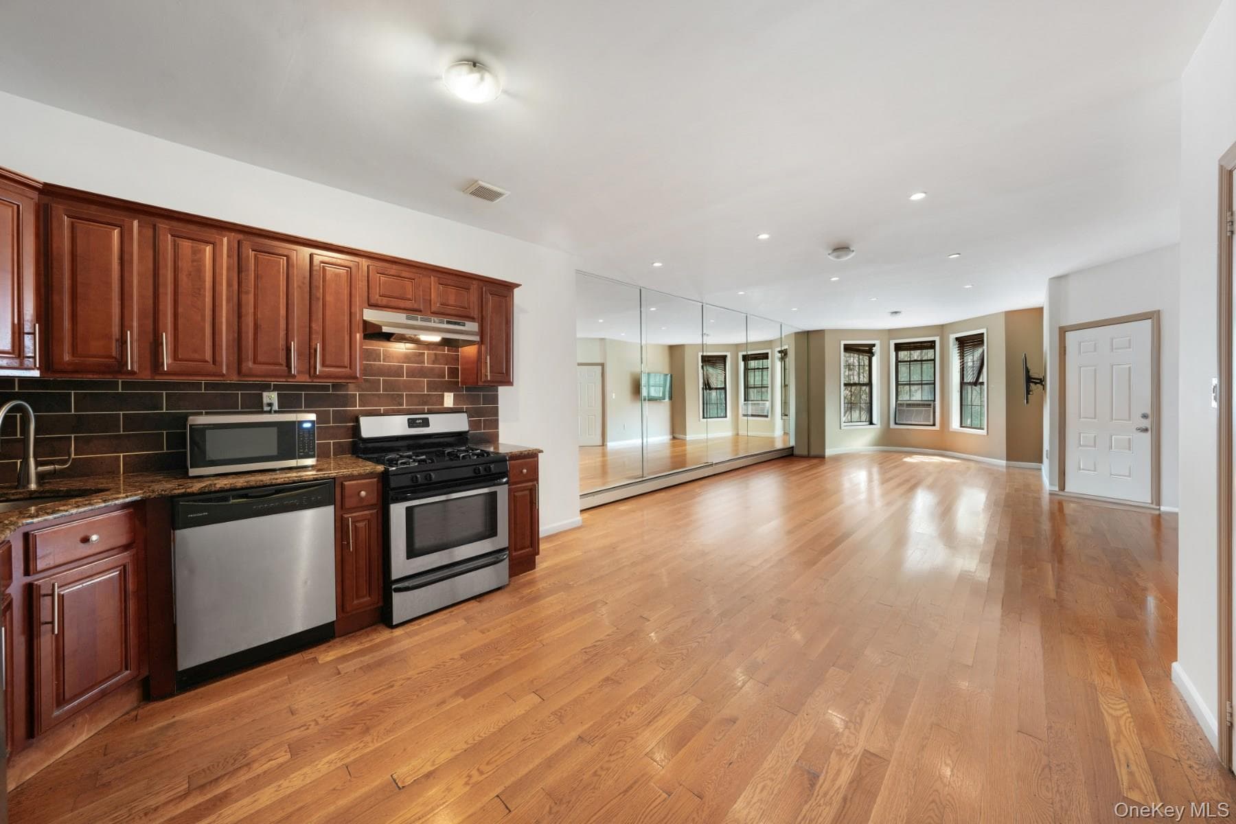 479 Bainbridge Street thumbnail 8
