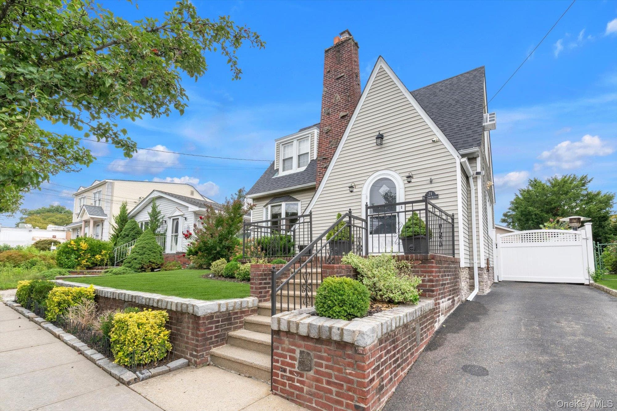 21 Hampton Avenue thumbnail 2