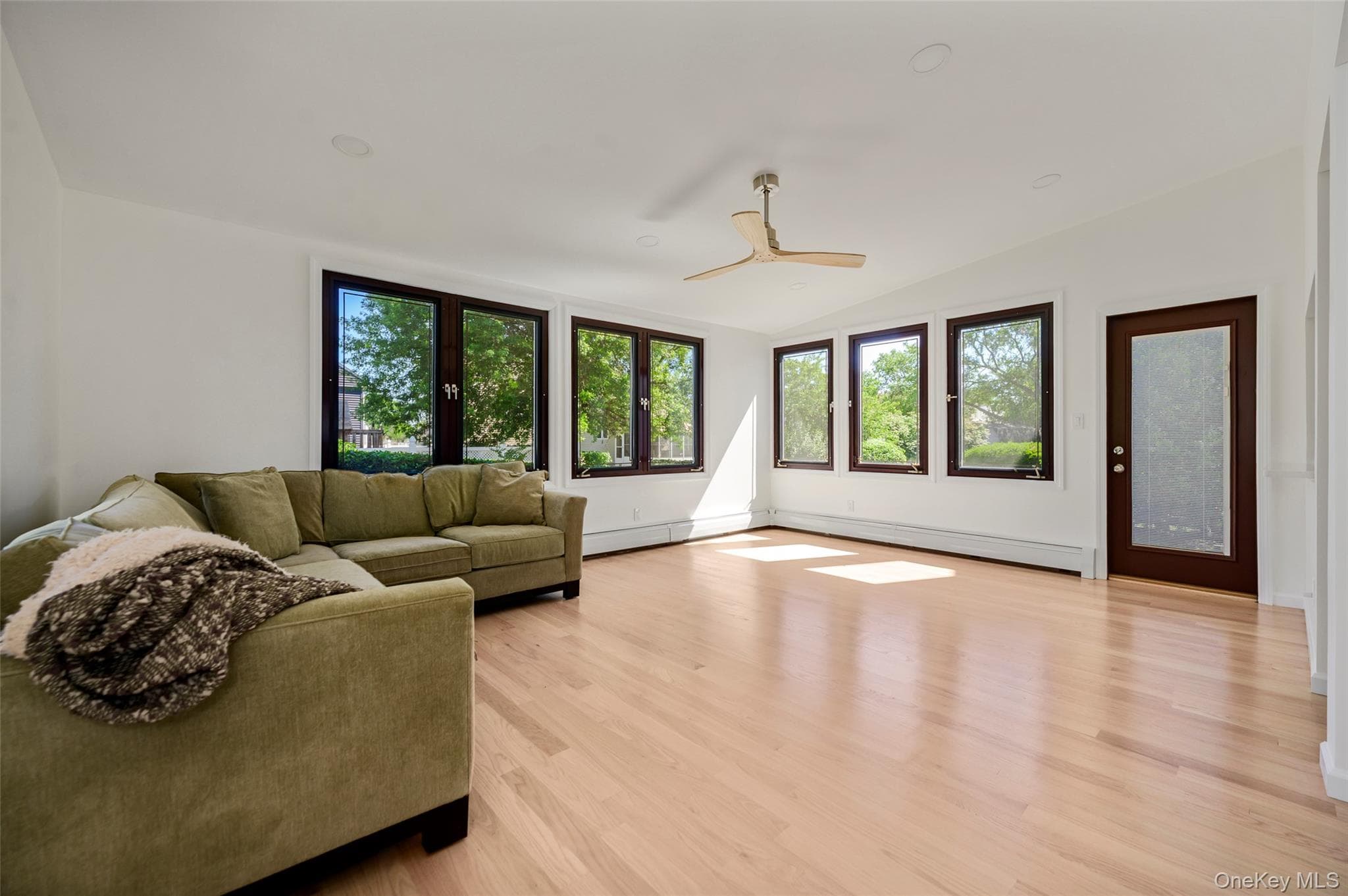 190 W Waukena Avenue thumbnail 5
