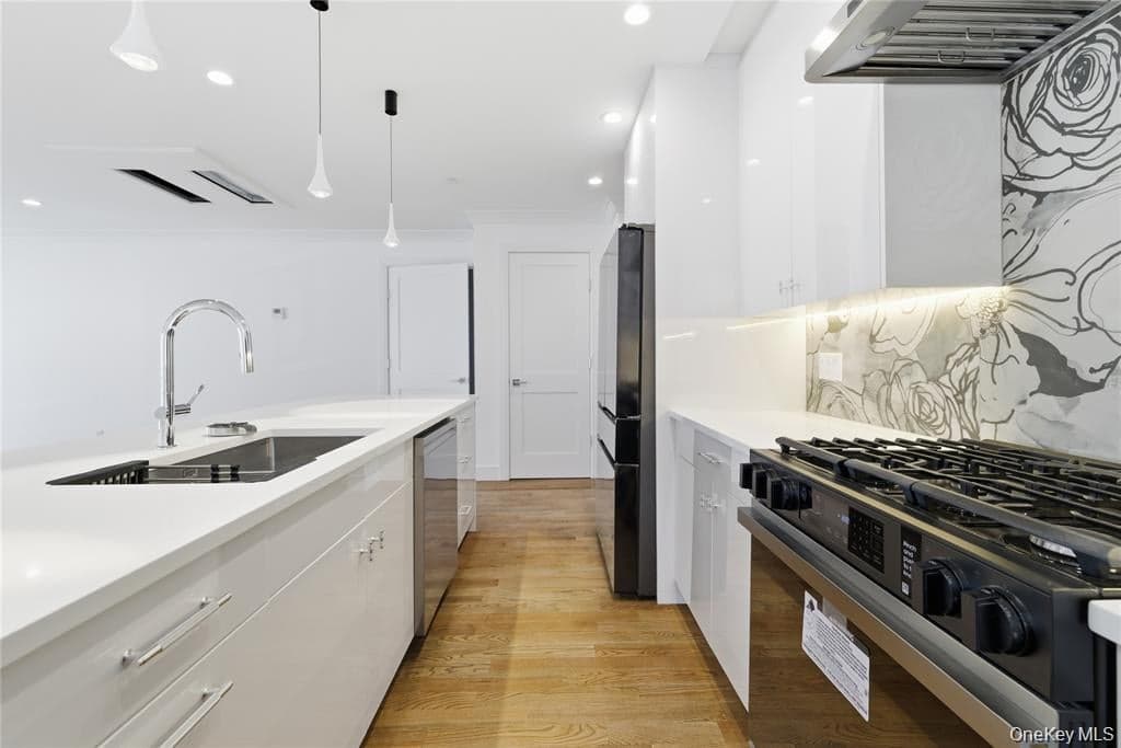 550 E Harrison Street thumbnail 26