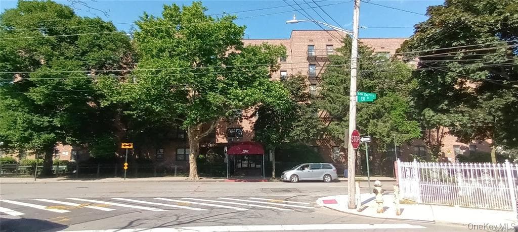 131-11 Kew Gardens Rd Unit: 6N, Richmond Hill