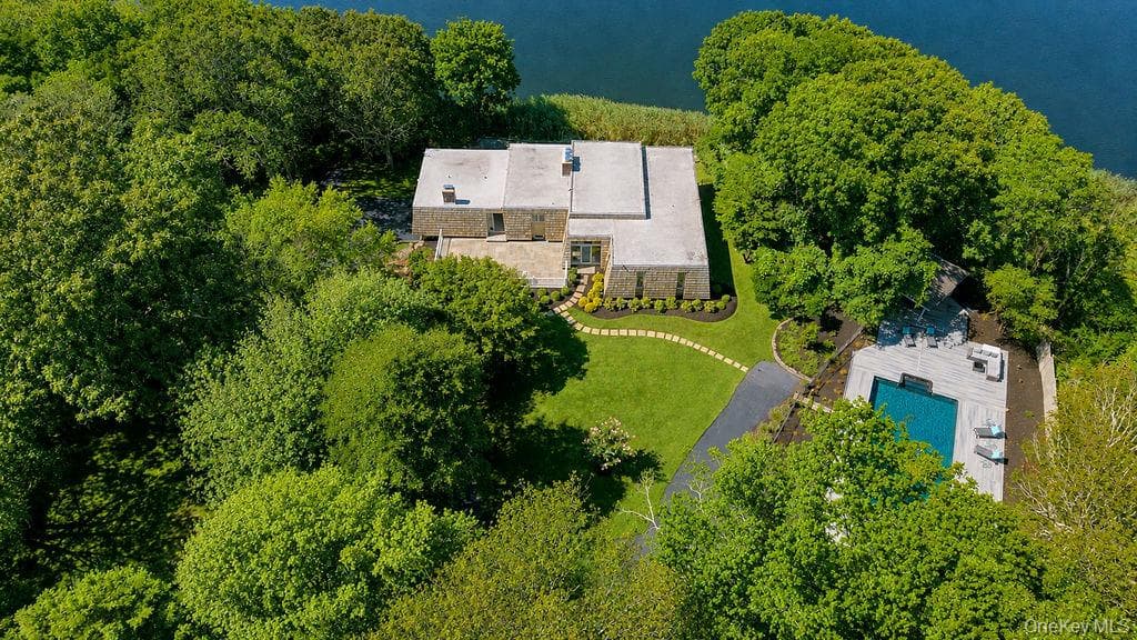 9305 Soundview Avenue thumbnail 4