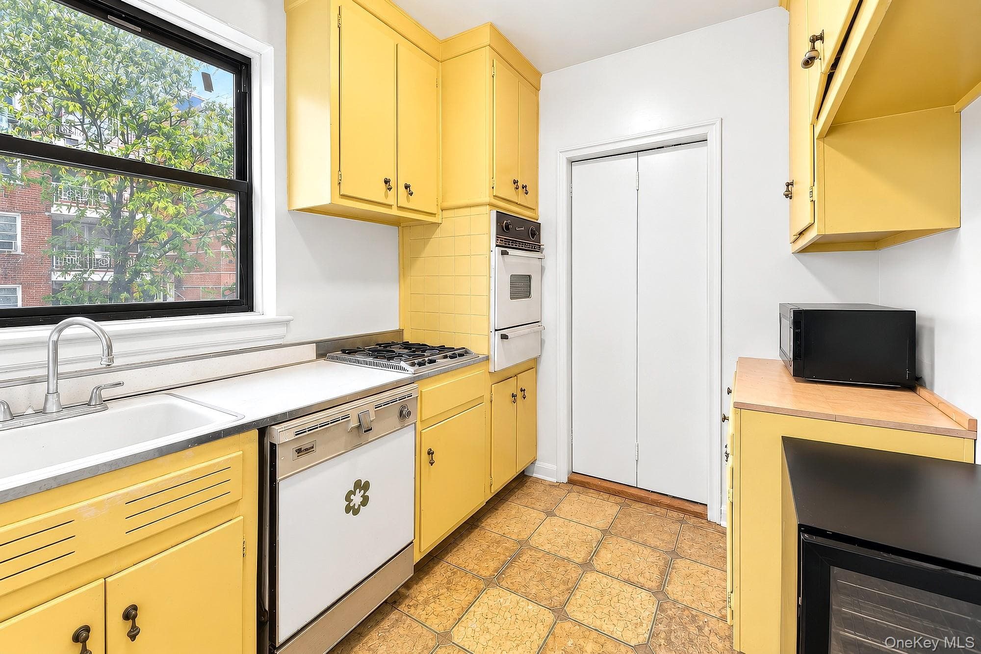 620 W 239th Street Unit: 2F thumbnail 5