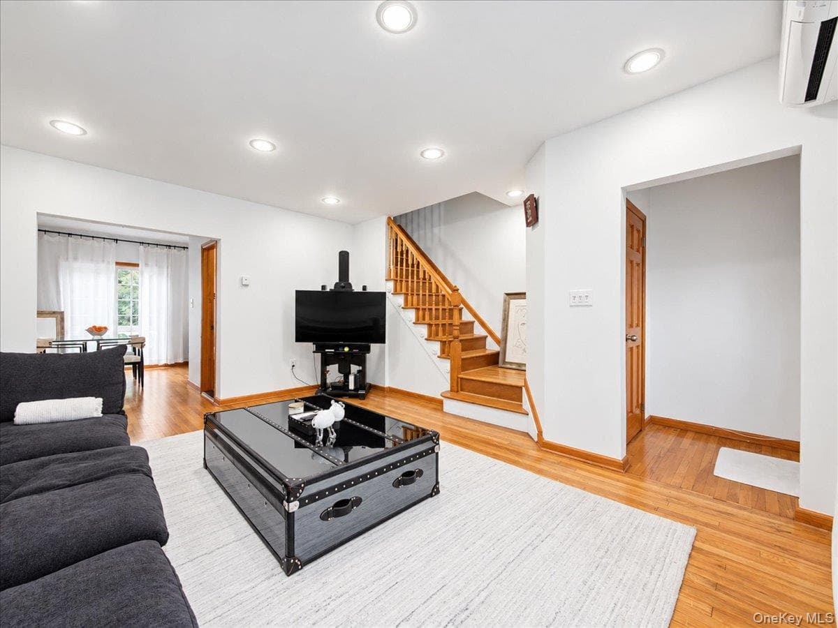 7551 Utopia Parkway thumbnail 4