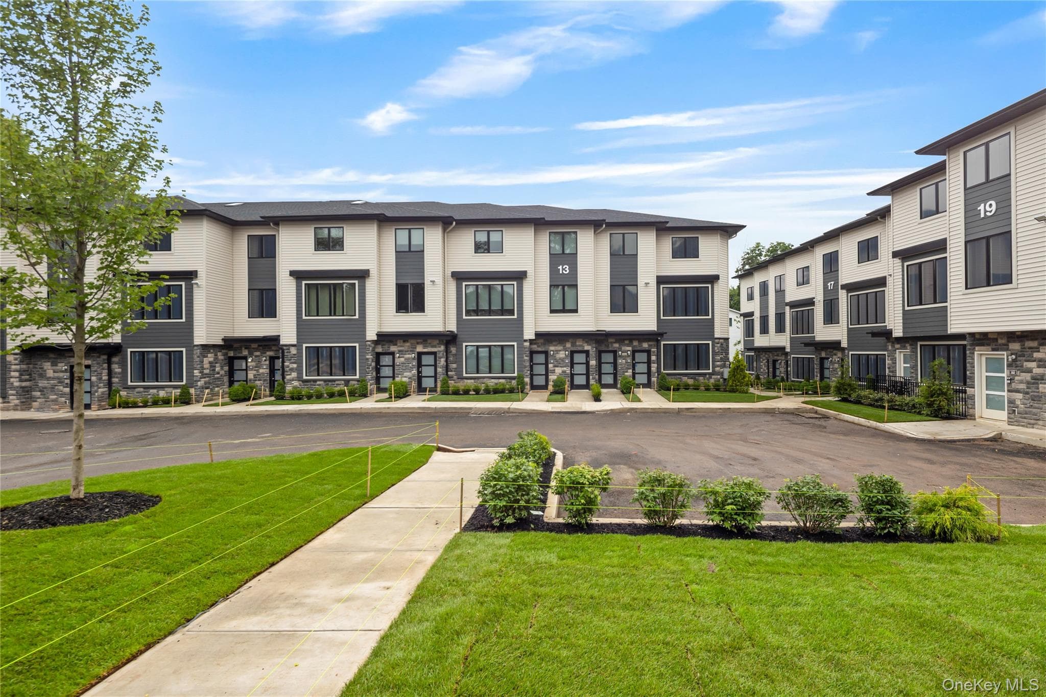 17 Lazer Court Unit: 201, Spring Valley