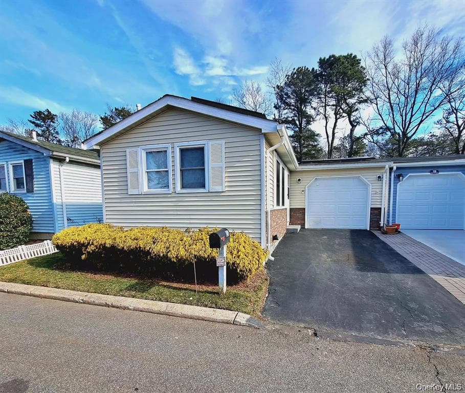 21 Village Circle, Manorville