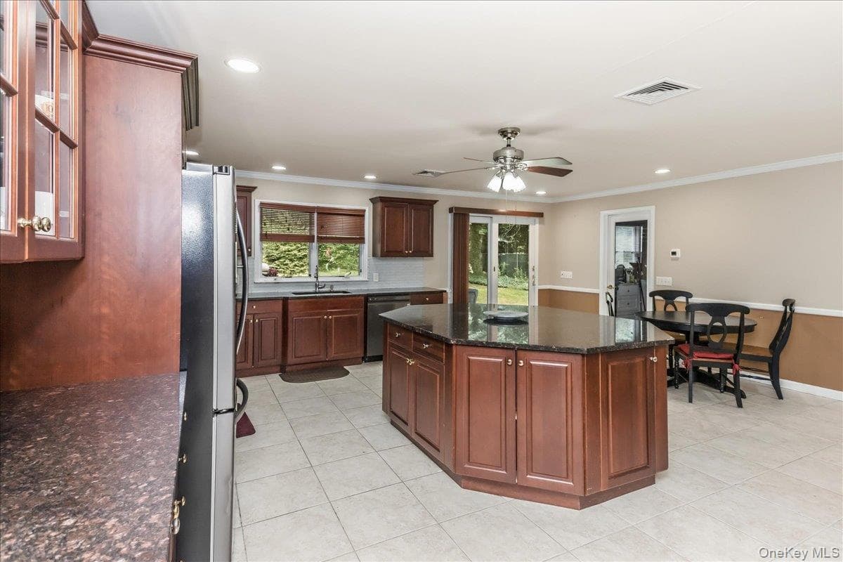 1091 Westminster Avenue thumbnail 9