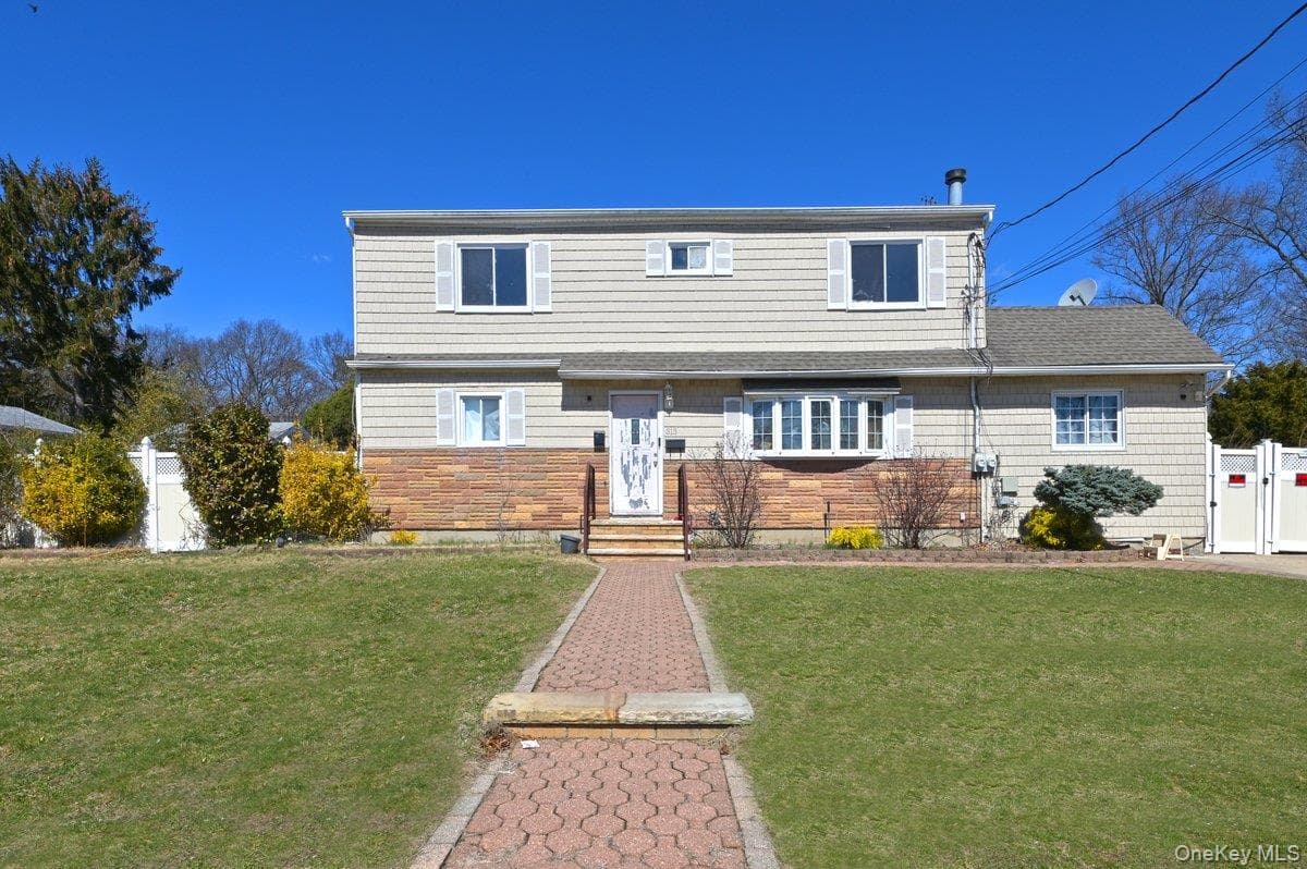 313 Warren Street, West Babylon