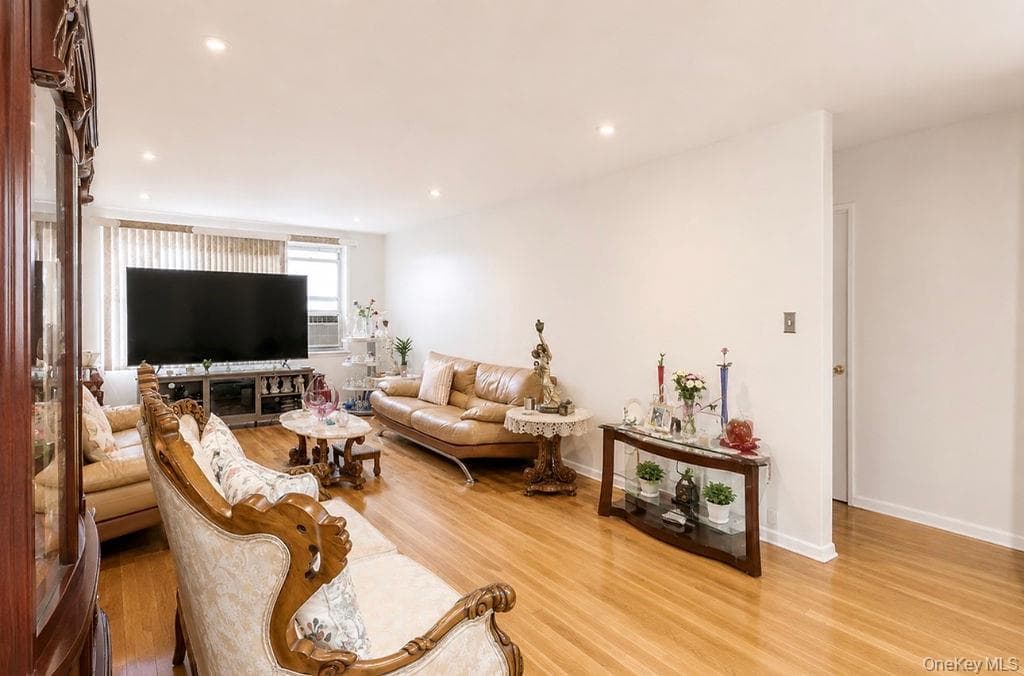 180 Van Cortlandt Park Unit: 3F thumbnail 2