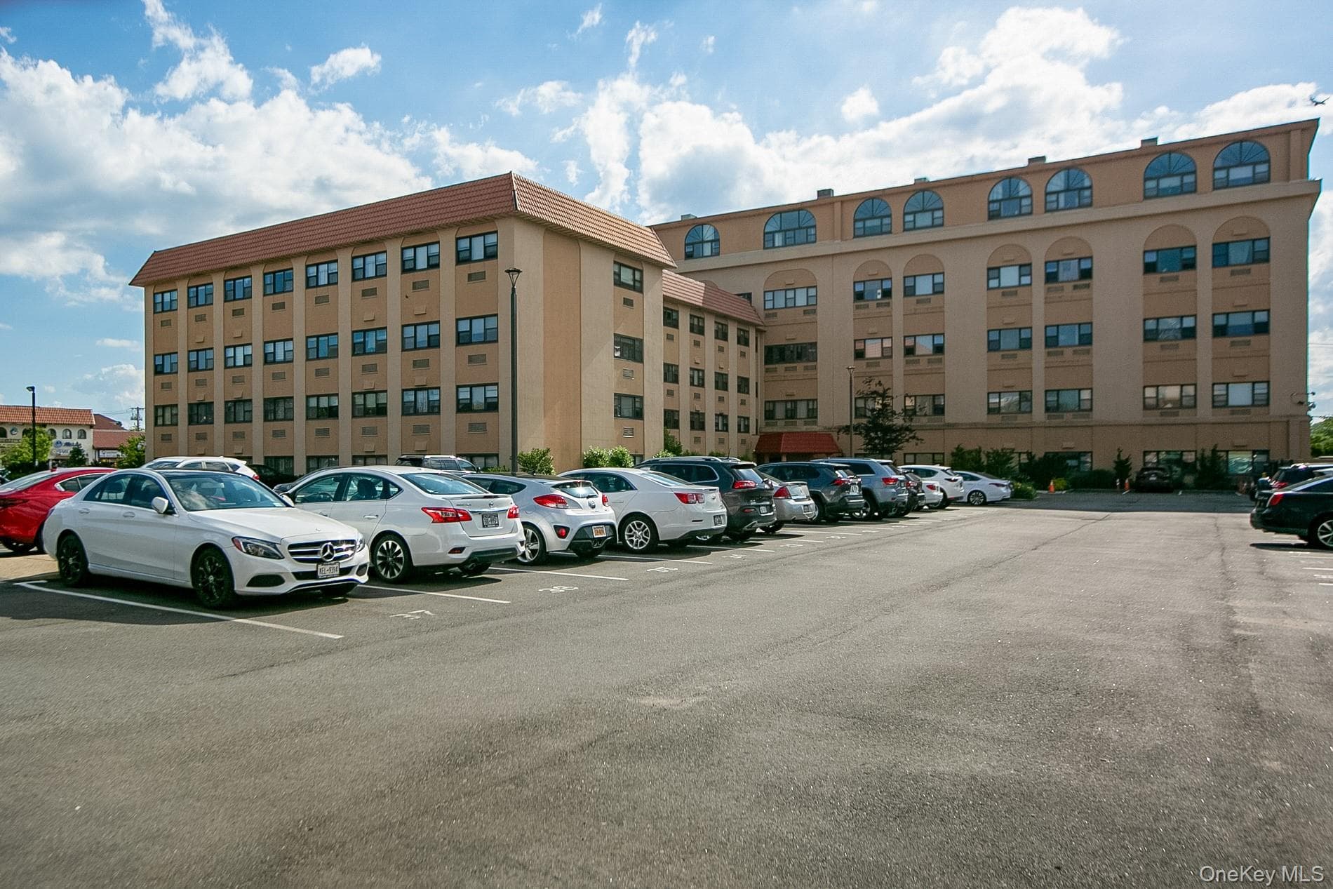 185 W Park Avenue Unit: 406 thumbnail 3