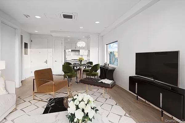 4244 Crescent Street Unit: 6B thumbnail 6