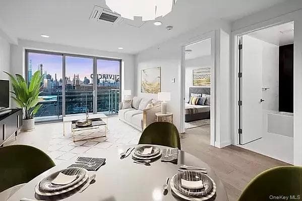 4244 Crescent Street Unit: 6B thumbnail 3