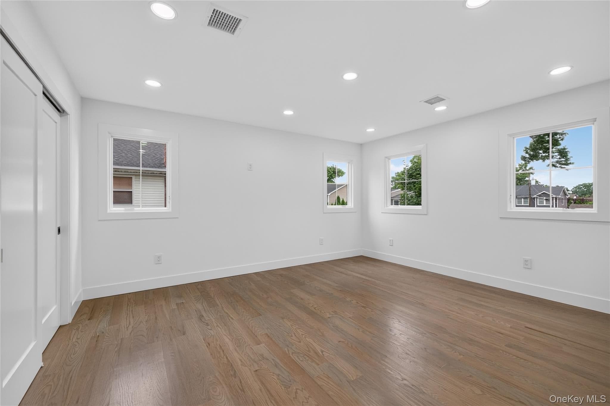 238 N Oak Street thumbnail 15