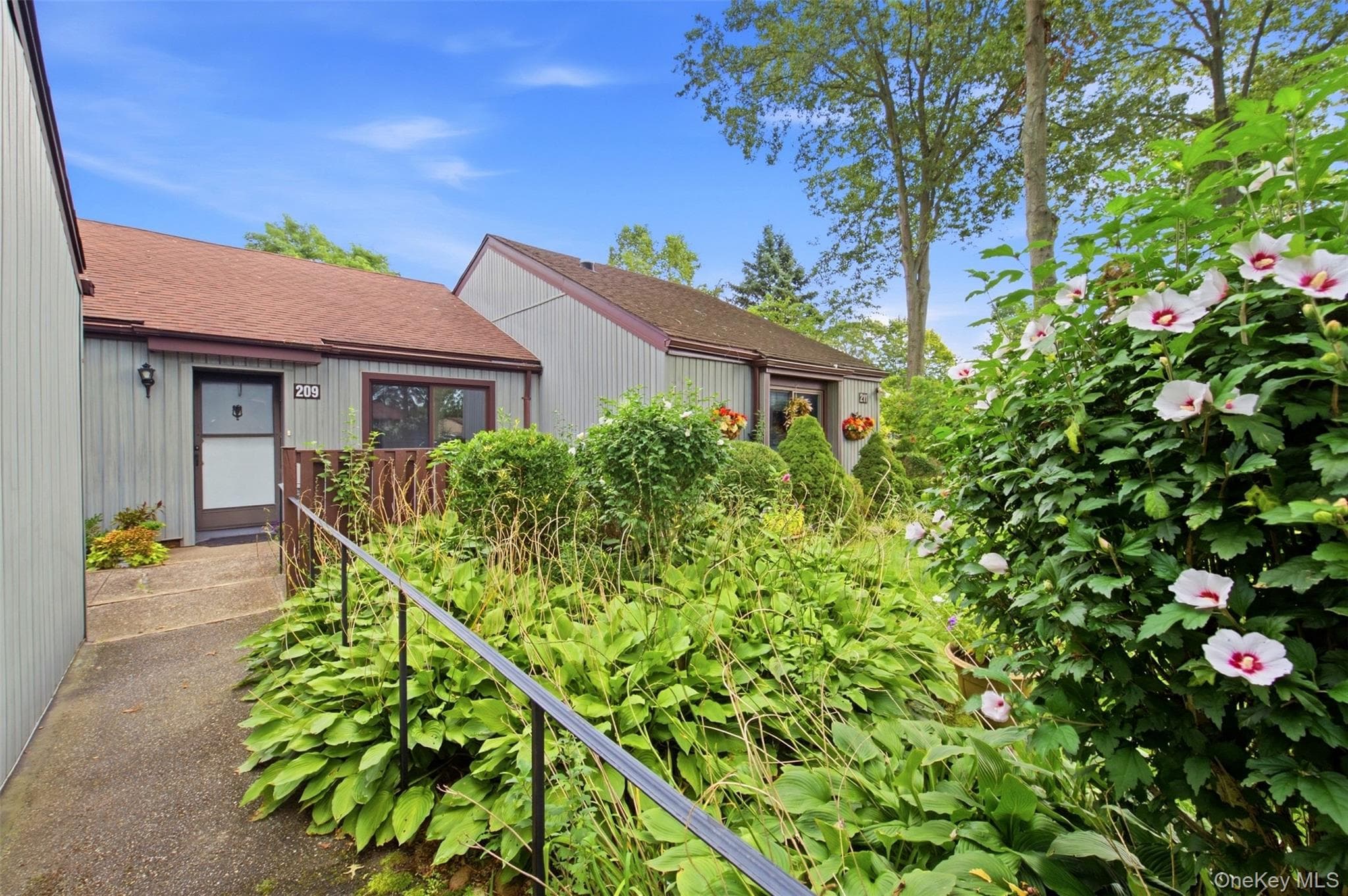 209 Strathmore Gate Drive thumbnail 2