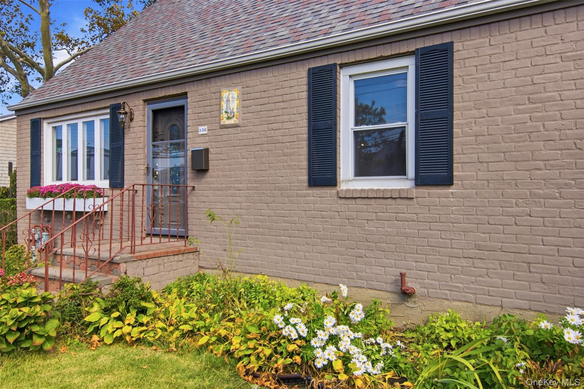 336 Herricks Road thumbnail 4