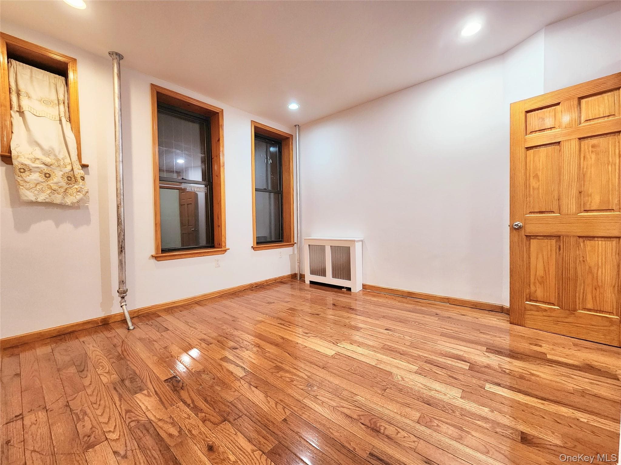 654 Seneca Avenue thumbnail 10