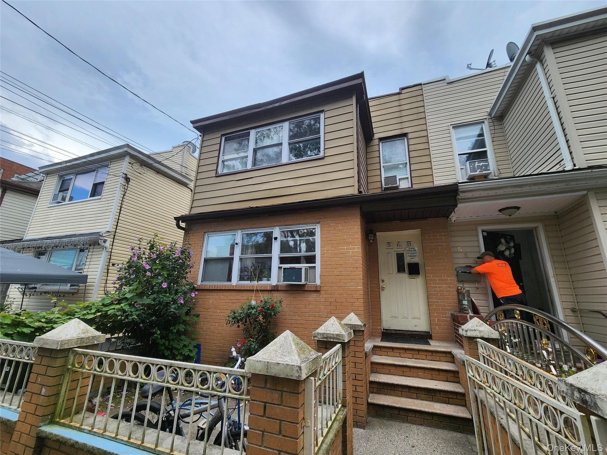 568 Drew Street photo 1