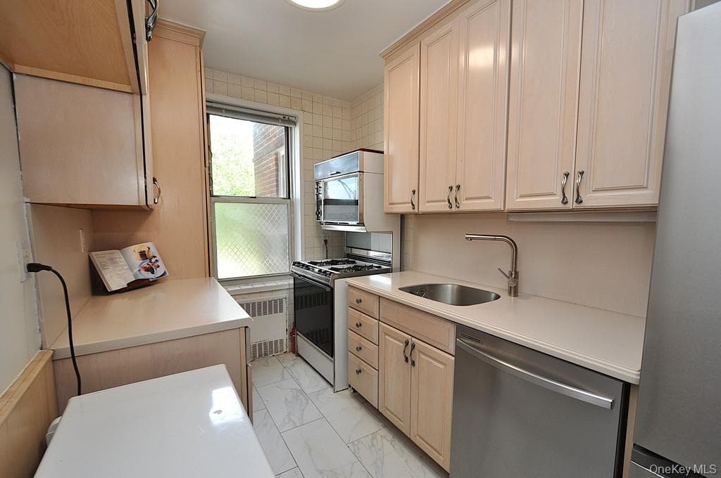 491 Riverdale Avenue Unit: 3C thumbnail 2