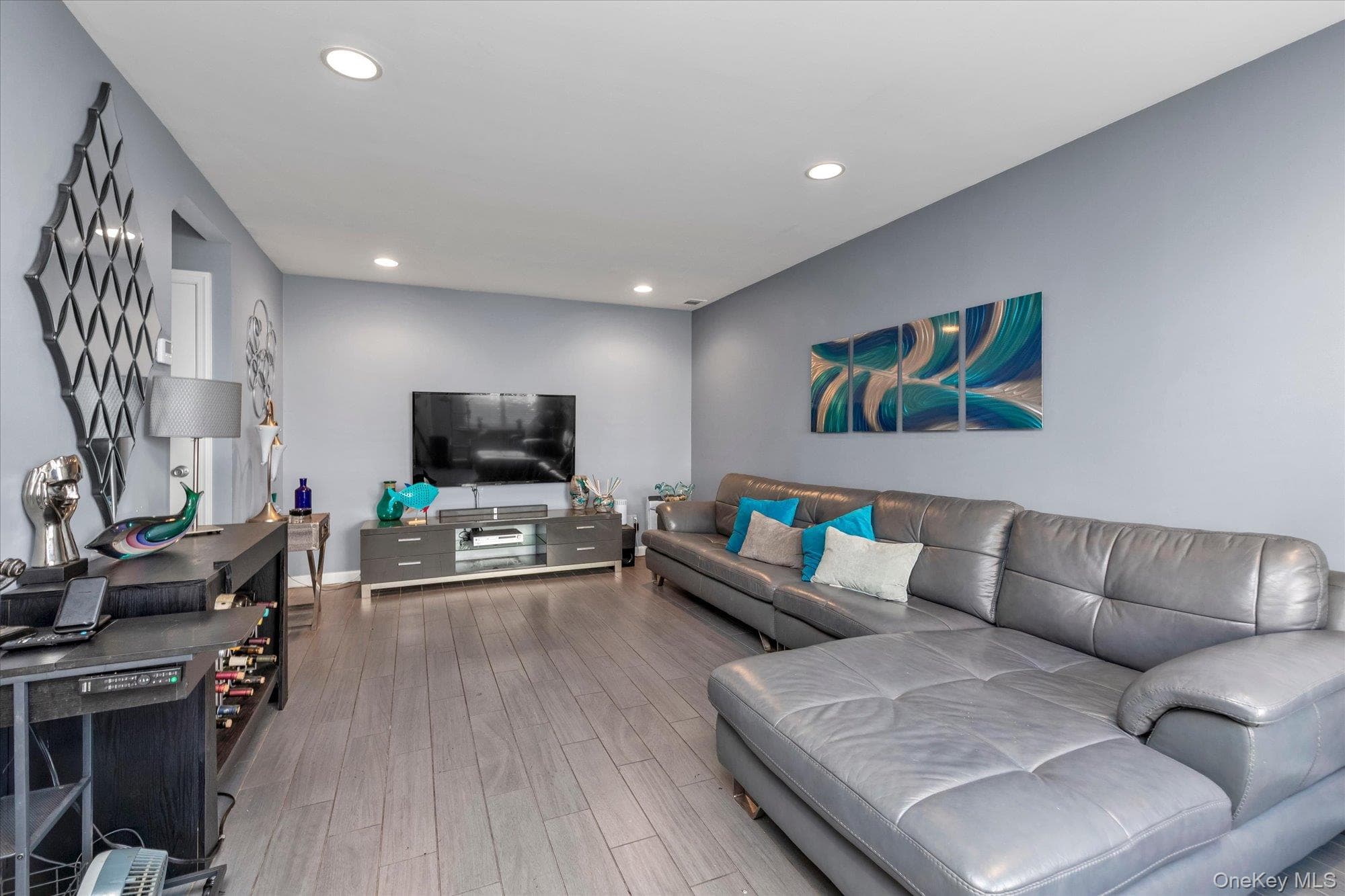 82 Alhambra Drive thumbnail 3