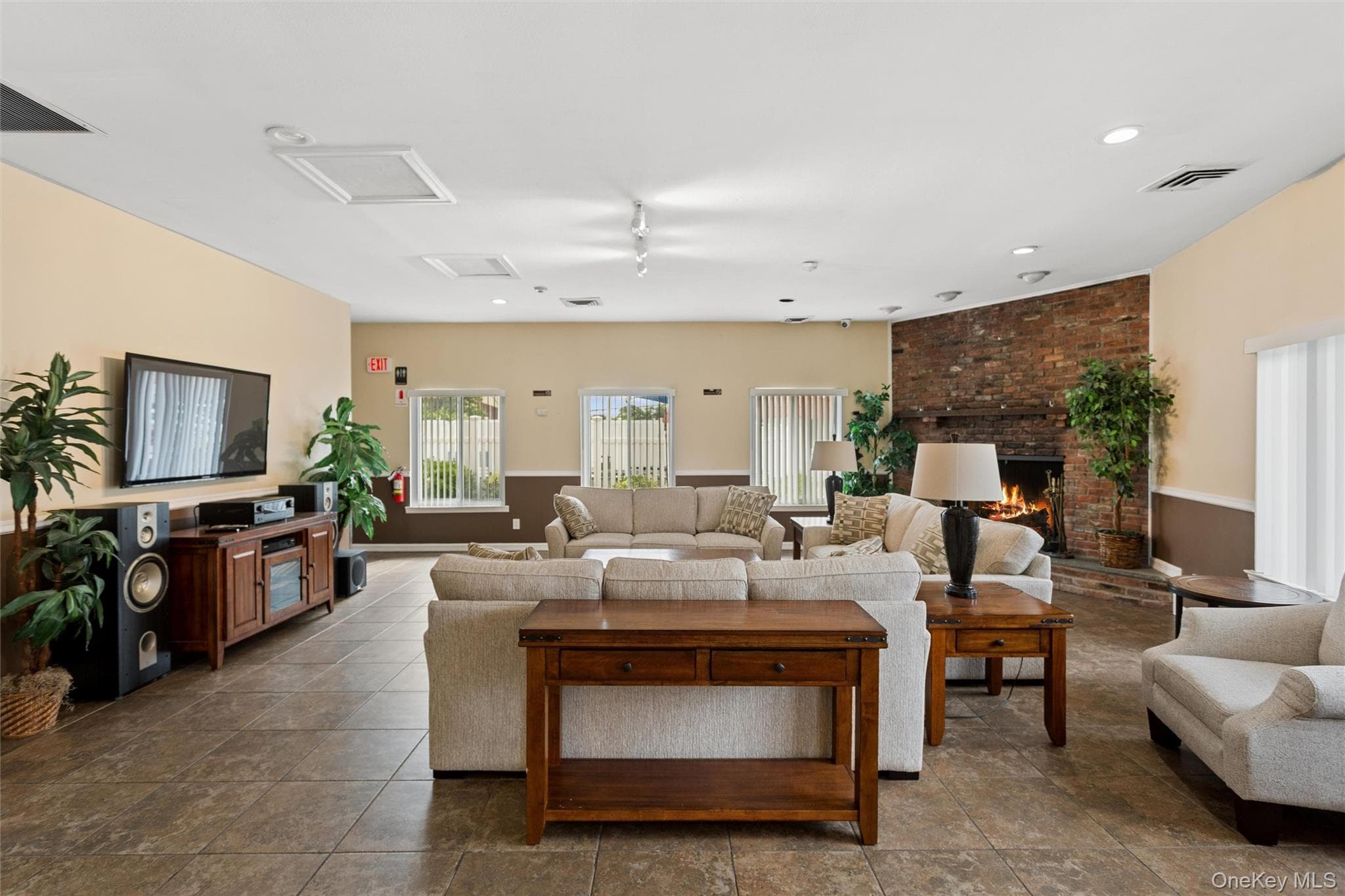 82 Alhambra Drive thumbnail 19