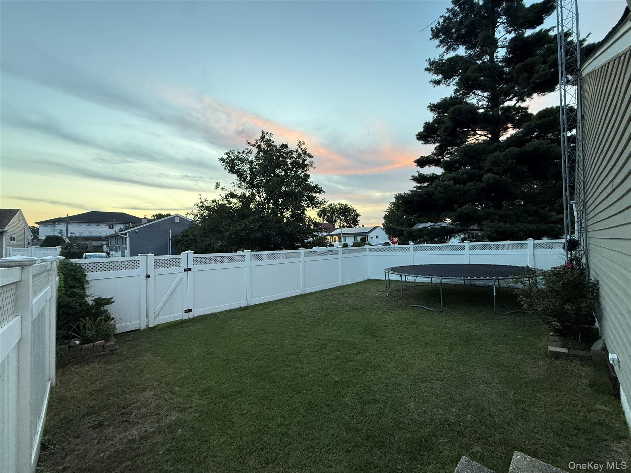 685 Seabury Avenue thumbnail 14