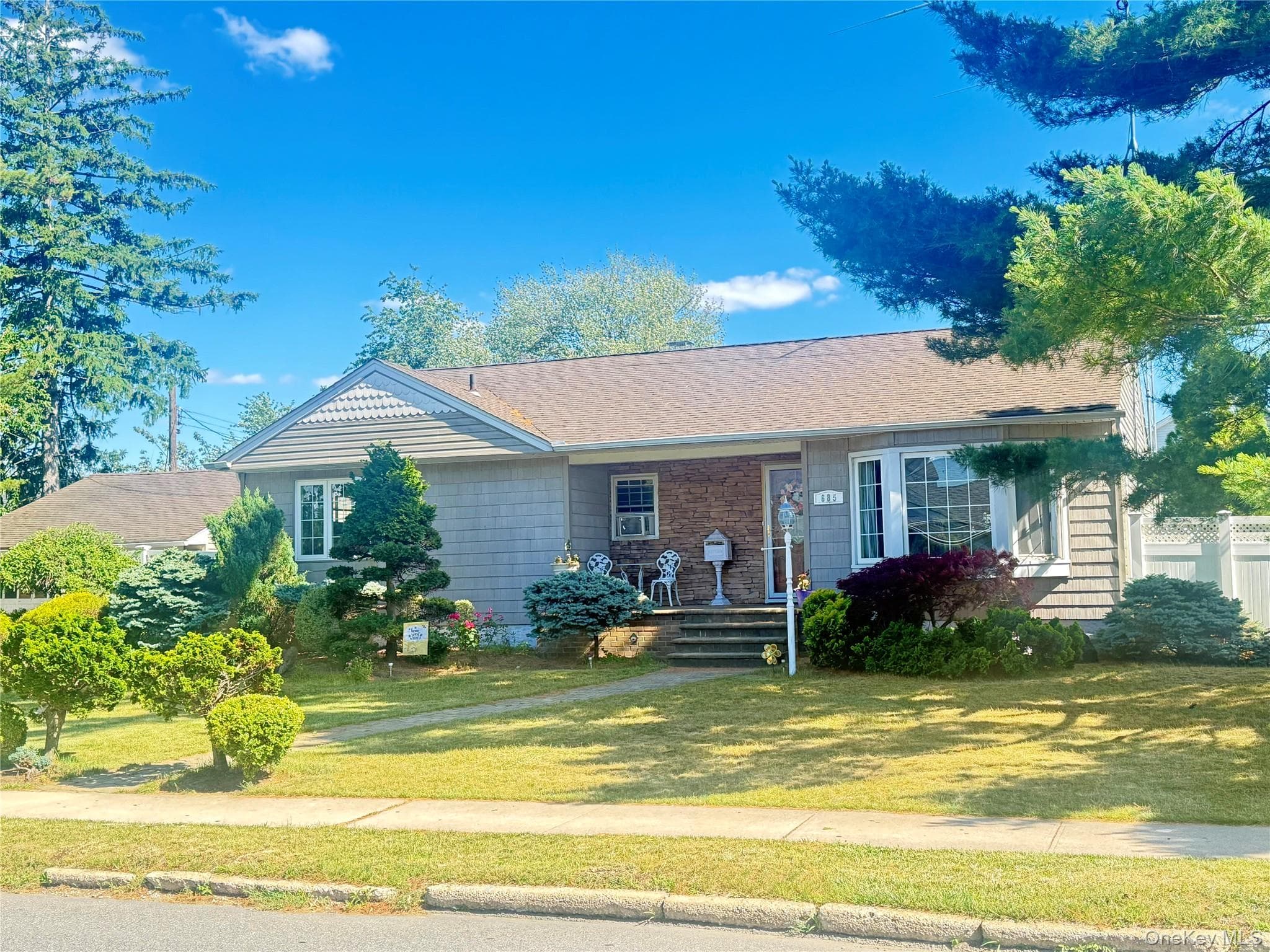 685 Seabury Avenue thumbnail 3