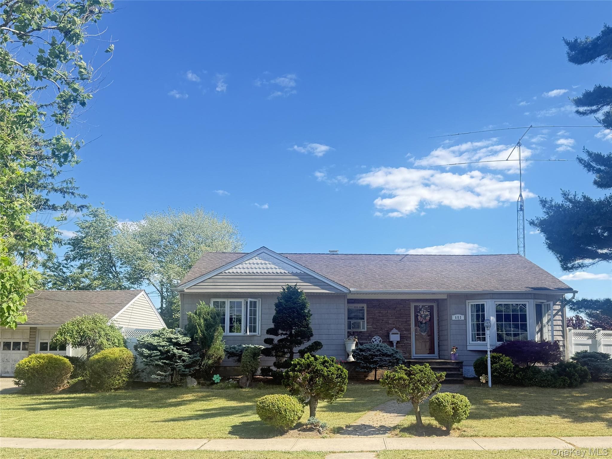 685 Seabury Avenue thumbnail 2
