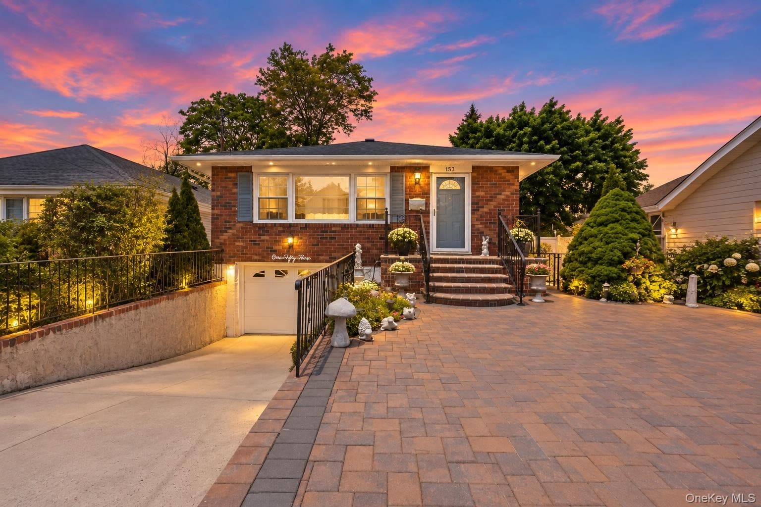 153 Davison AVE photo 1