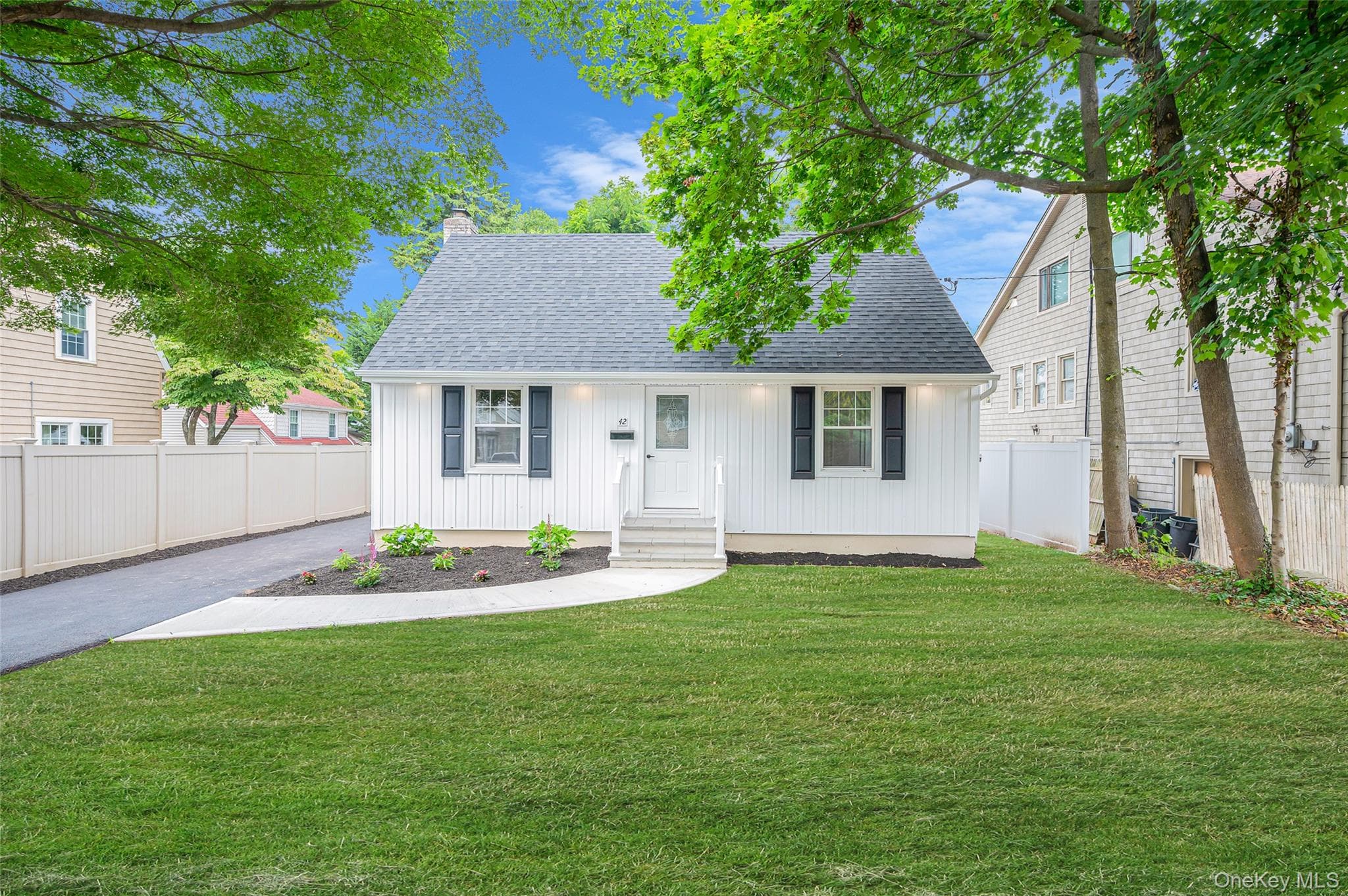 42 Smith Street, Glen Head