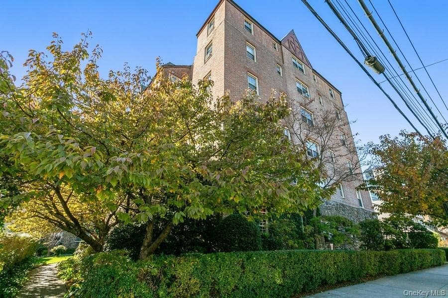 151 Centre AVE Unit: 6F, New Rochelle
