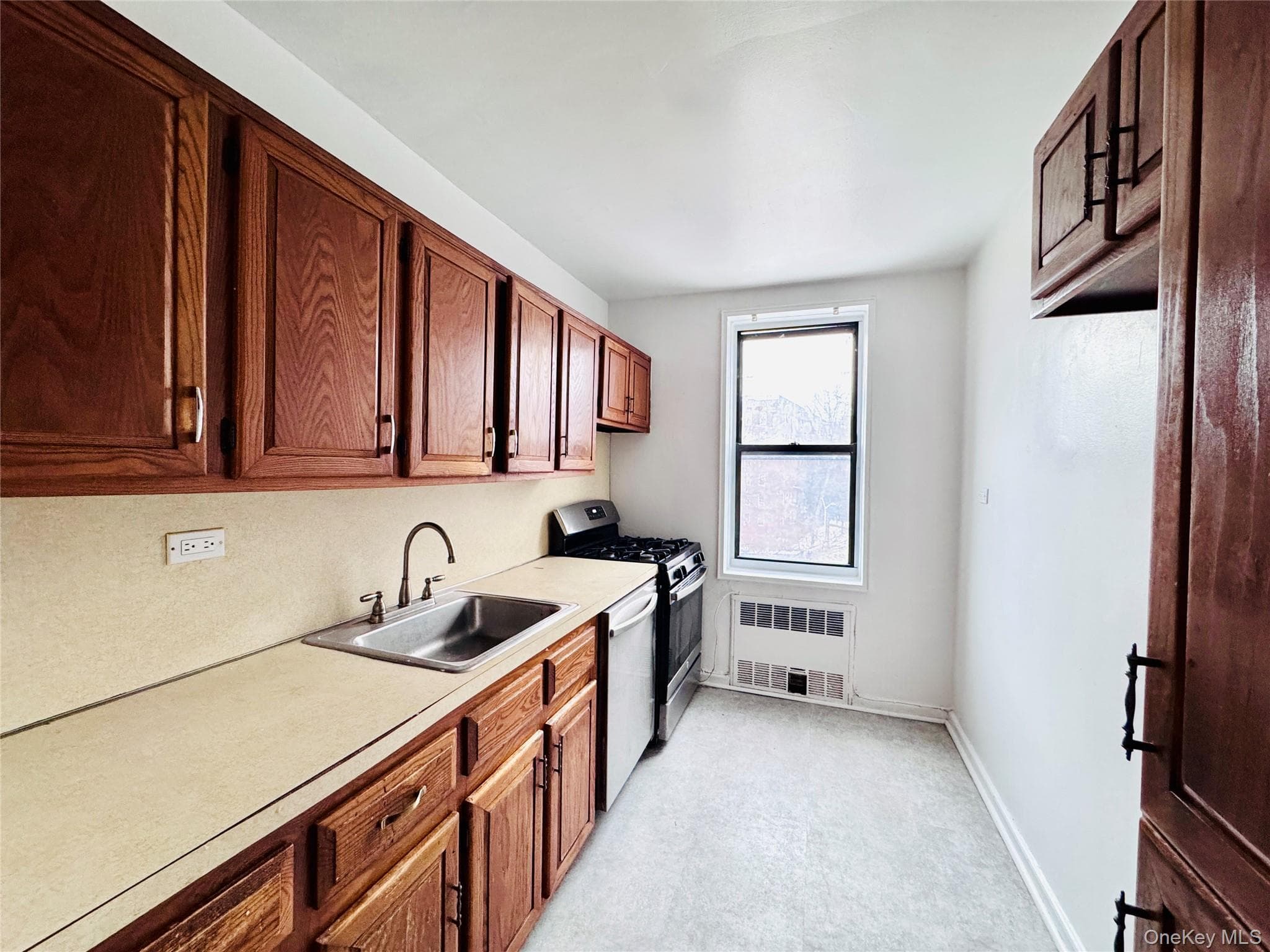 141-05 Pershing Crescent Unit: 202 thumbnail 9