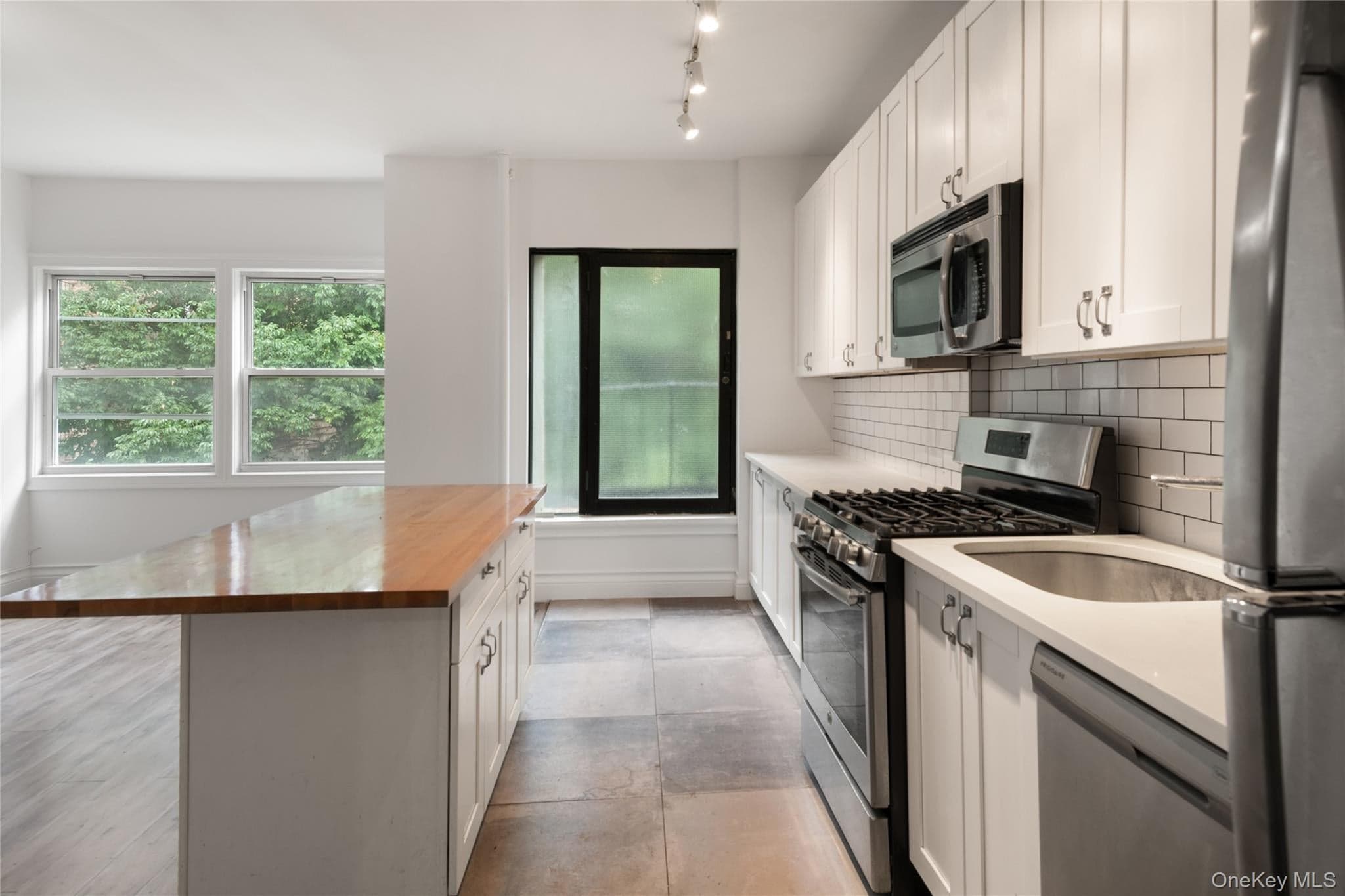 1068 Walton Avenue thumbnail 8