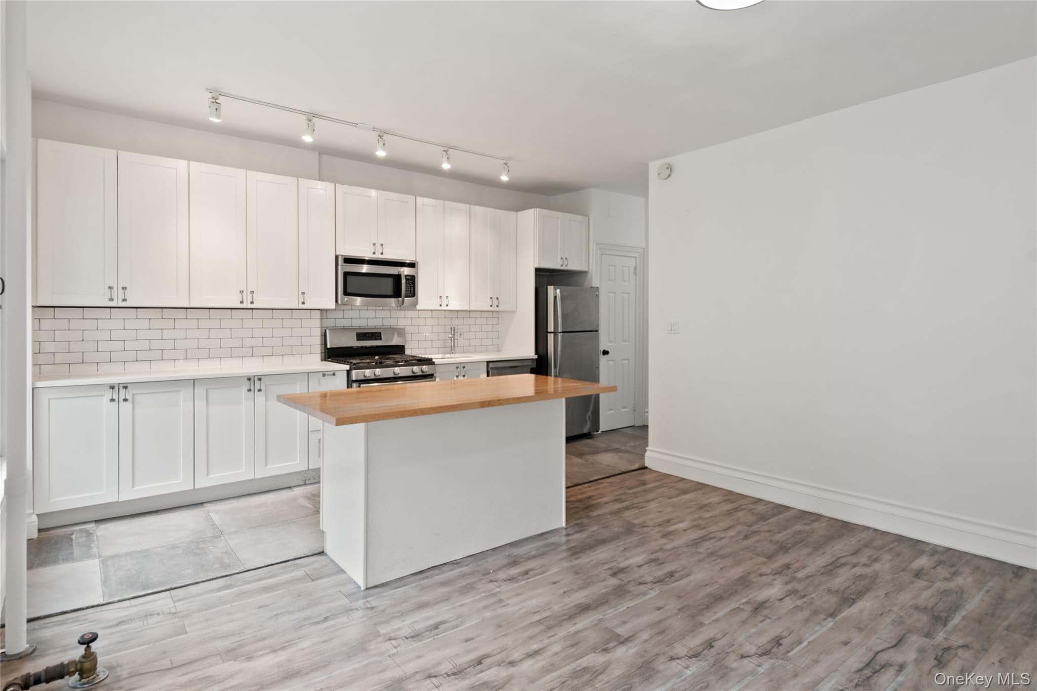 1068 Walton Avenue thumbnail 9