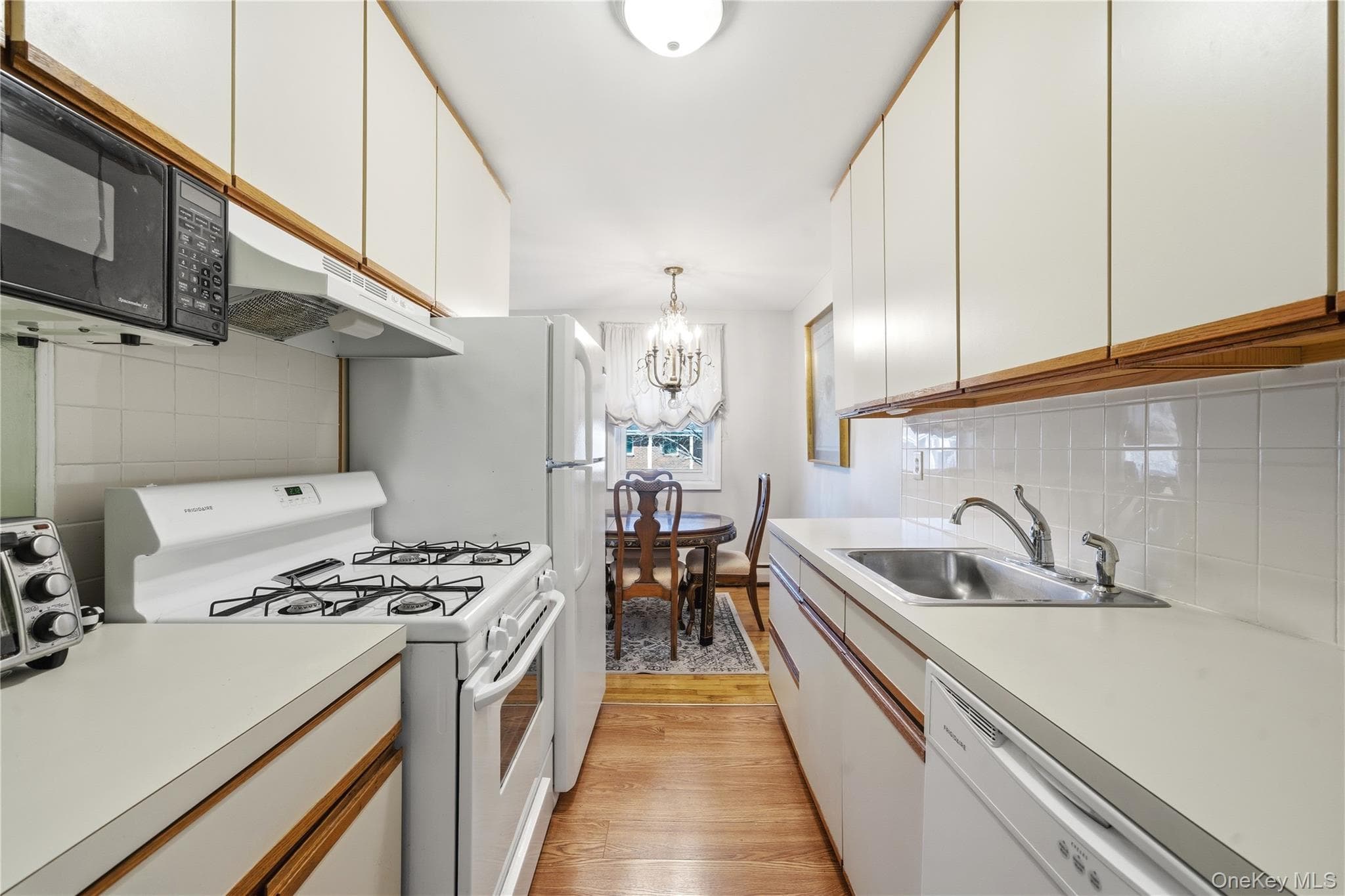 297 Merrick Road Unit: D 1 thumbnail 9