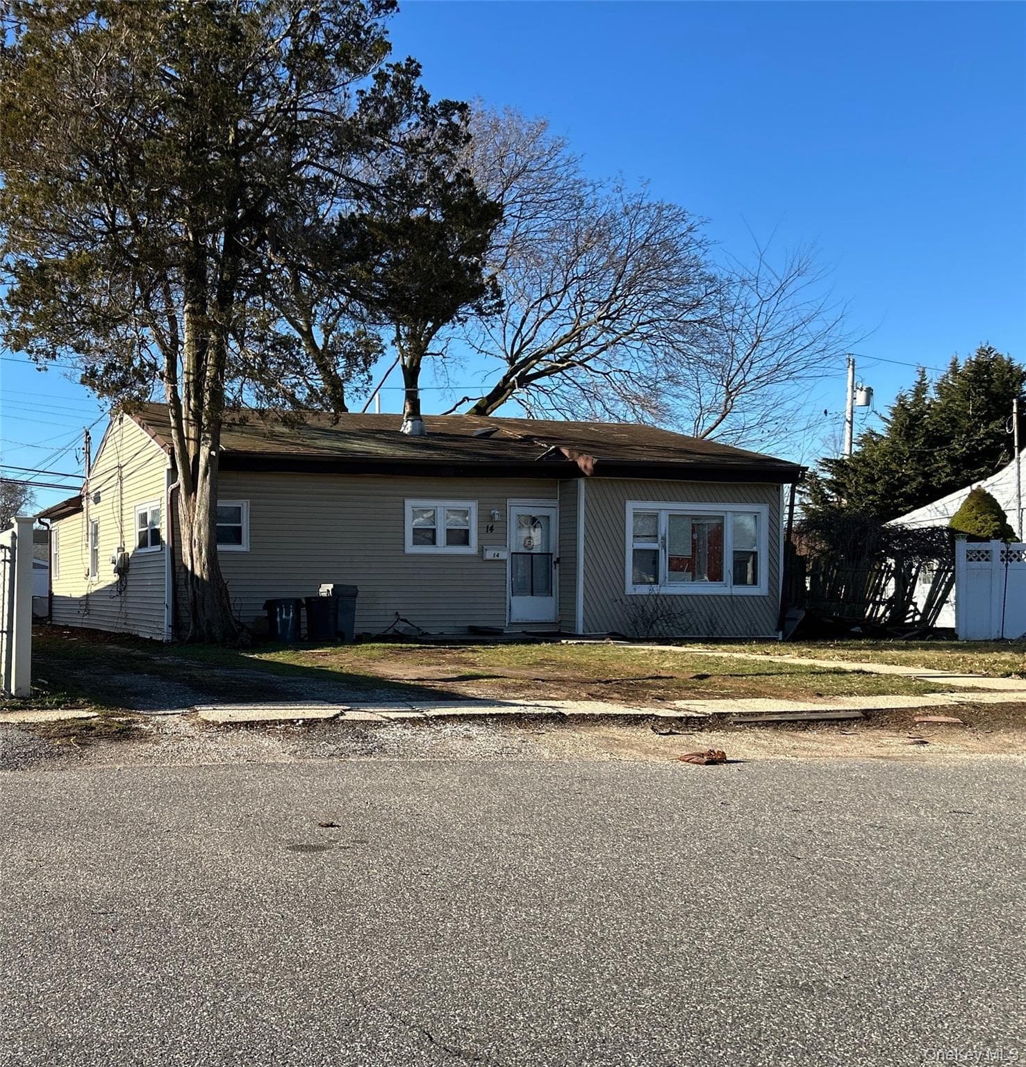 14 Chevy Chase Rd, Amityville