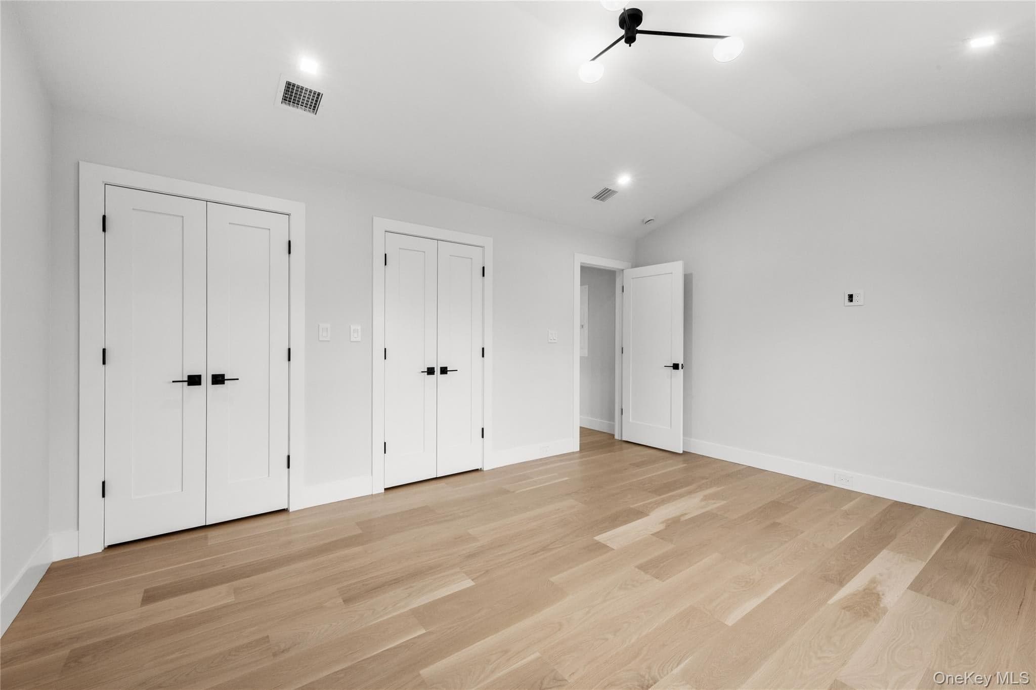 746 Blackstone Avenue thumbnail 32