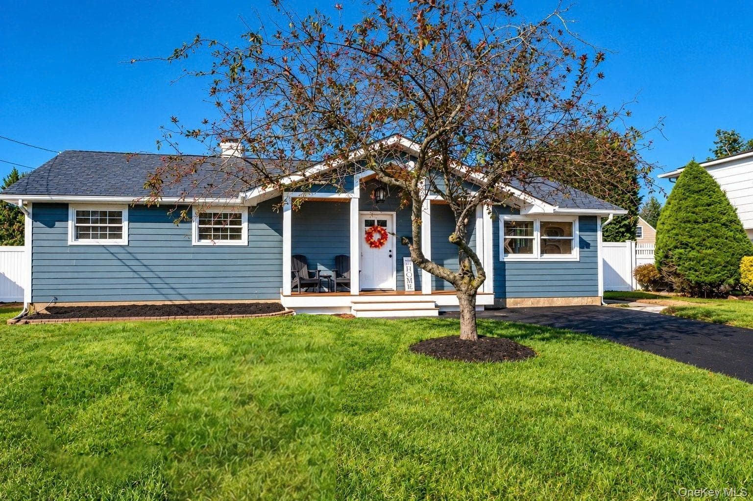 6 Evy Court, Sayville