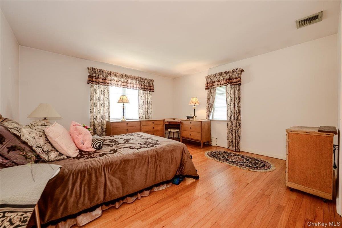 2539 Woodhull Avenue thumbnail 15