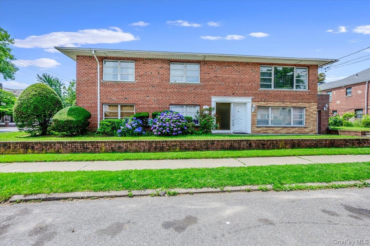 2539 Woodhull Avenue thumbnail 40