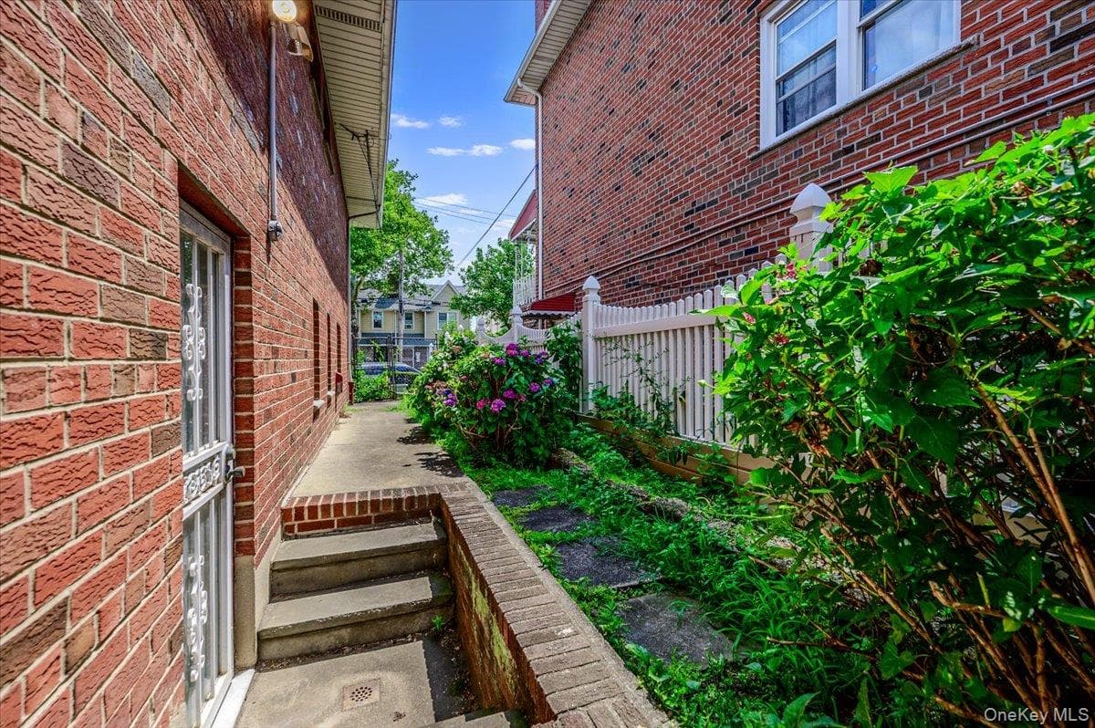 2539 Woodhull Avenue thumbnail 38