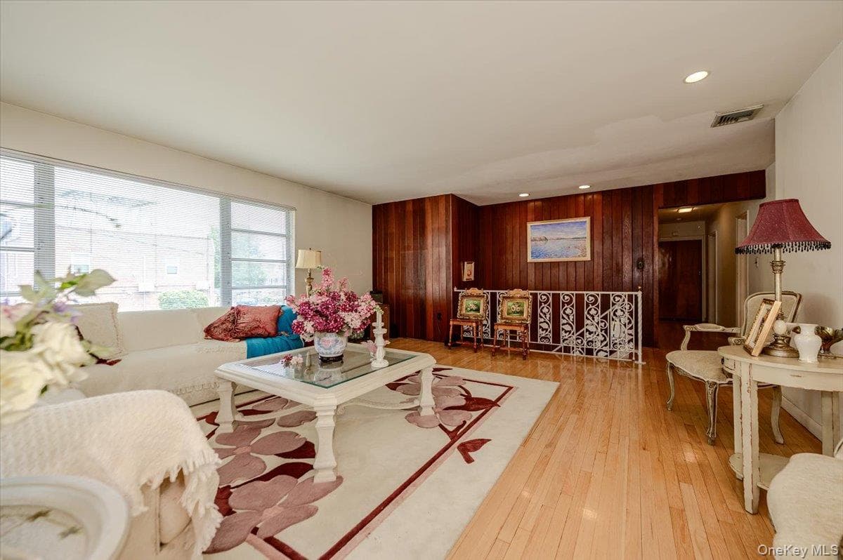 2539 Woodhull Avenue thumbnail 7