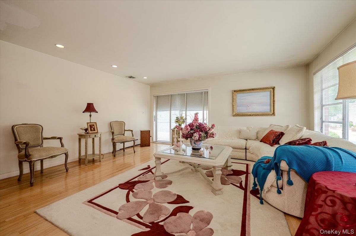 2539 Woodhull Avenue thumbnail 6