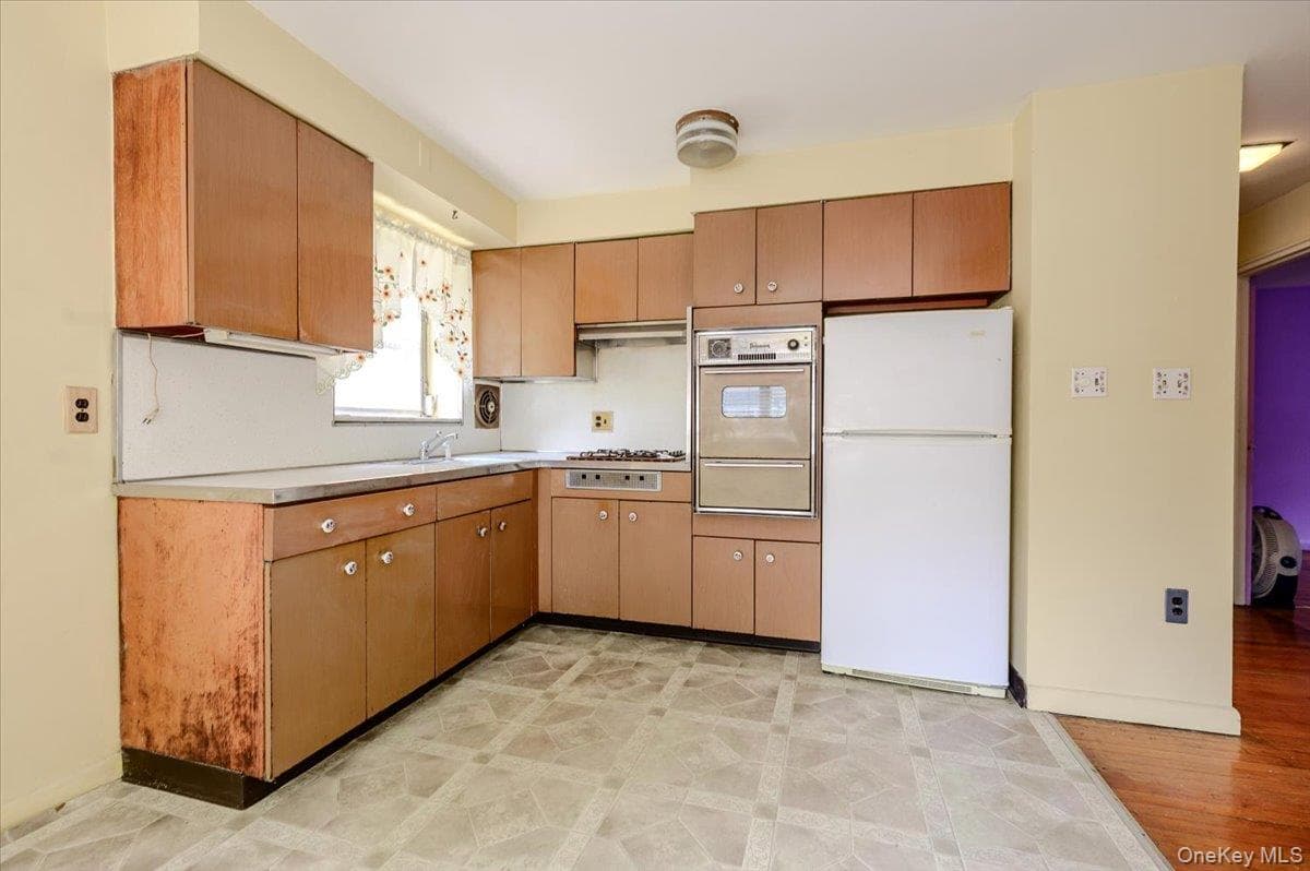 2539 Woodhull Avenue thumbnail 28