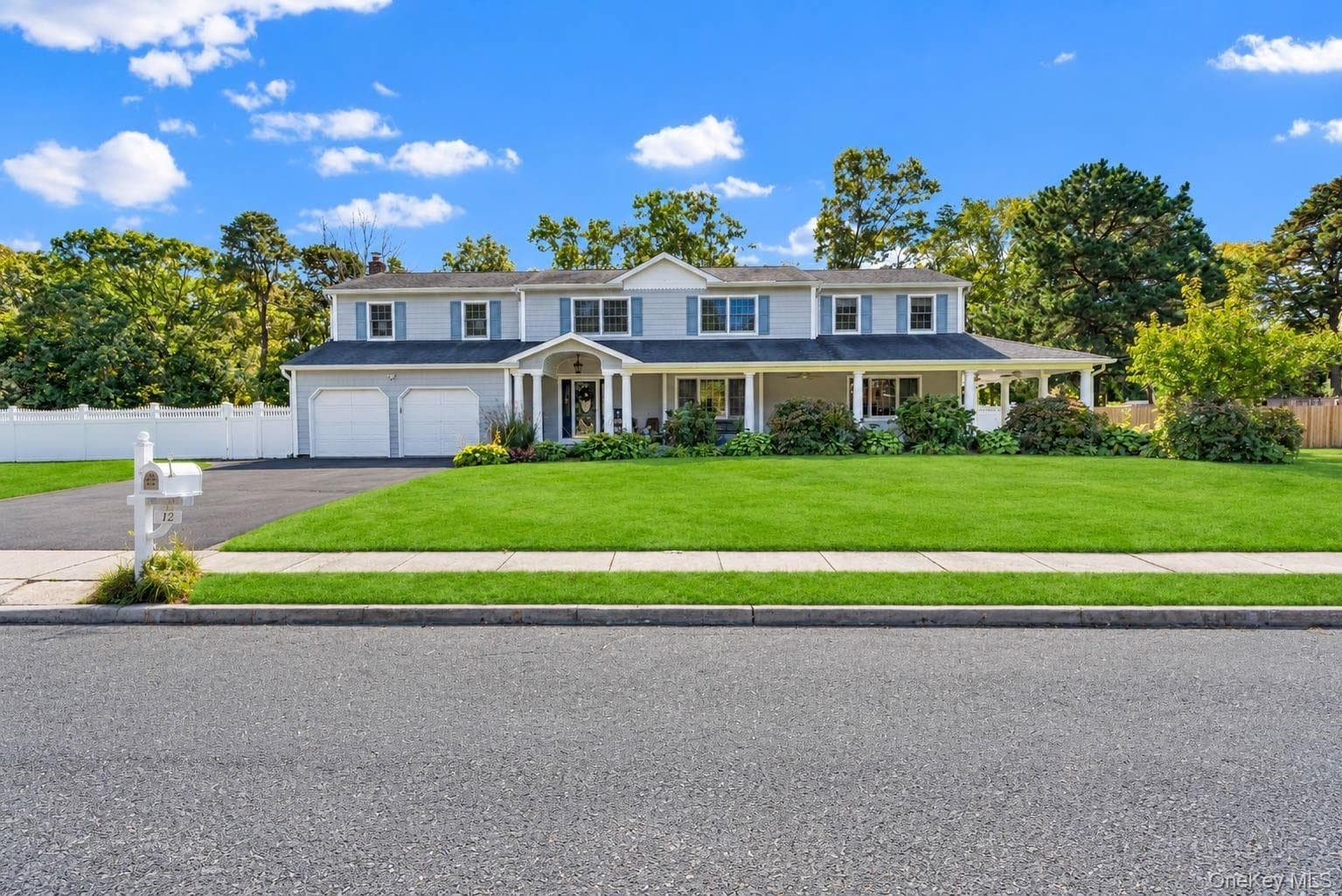 12 Brooktree Court, Bohemia