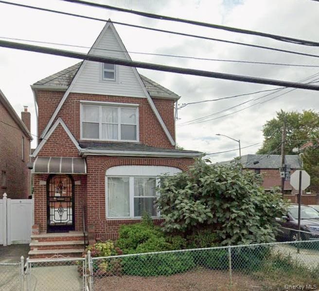 8428 Penelope Avenue, Middle Village