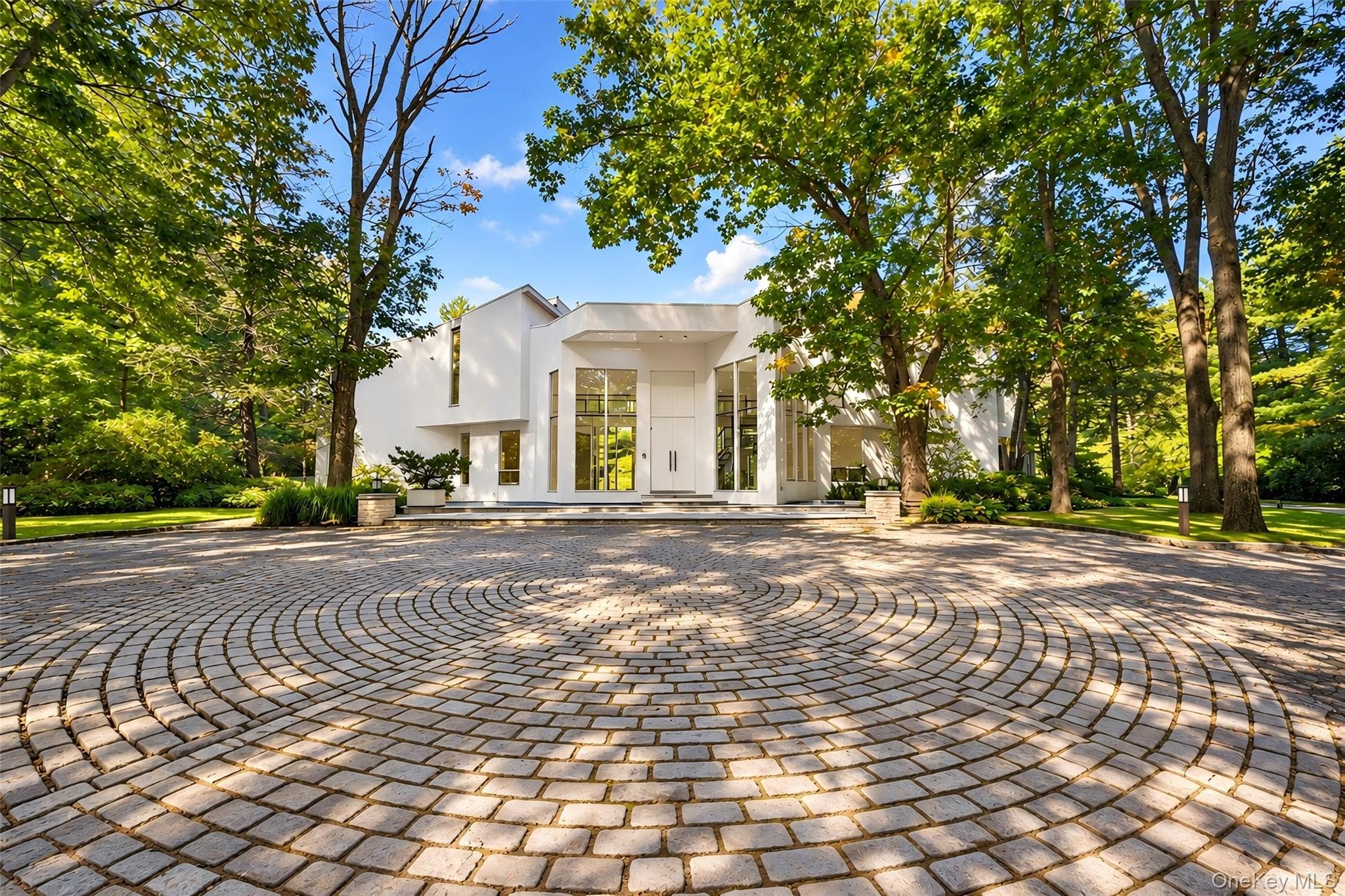 11 Surrey Lane, Old Westbury